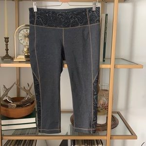 Athleta splits revelation black paisley Capri size large